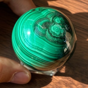 Sfera di pietra di malachite fasciata verde, gemma di malachite naturale non trattata, collezione di cristalli, energia curativa della sfera di cristallo, regalo di compleanno