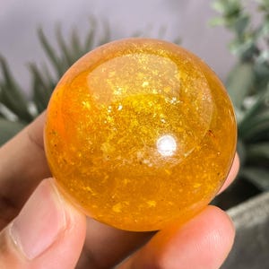Natürliche gelbe Fluoritkugel mit Glimmer, einzigartige Kristallkugel, Heilsteindekor, einzigartige Fluoritkugel, Kristallgeschenk, Wohnkultur