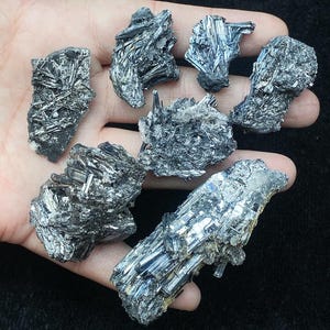 Silverfärgad Stibnitkristallstav Antimonmineral Stibnitklump Minigeod för heminredning, spegelliknande lysterskulptur inomhus