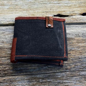 Cartera plegable de lona encerada para hombre con bolsillos para tarjetas de tela de corcho y bolsillo transparente para DNI. Hecha a mano. Uncommon Stitches de Amy Brown