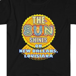 ニューオーリンズのサンシャインシャツ、ルイジアナの芸術的なサンシャインの明るい大胆なデザインTシャツ、ソーラーサンレイズタウンTシャツ、ユニセックスレディースメンズ