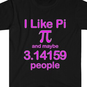Può includere: Maglietta nera con testo rosa che dice "I Like Pi π and maybe 3.14159 people".