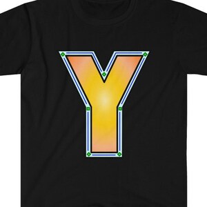 Op de afbeelding: Zwart T-shirt met een gele, oranje en blauwe letter Y op de voorkant.