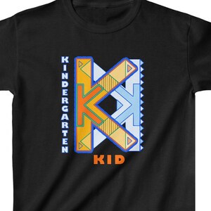 Camiseta para niños de jardín de infantes, diseño ingenioso de la letra K, camiseta con el alfabeto para niños inteligentes, K es para jardín de infantes y K es para niños, camiseta con letras para niñas o niños