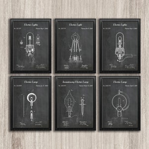 Könnte beinhalten: Satz von sechs Schwarzweiß-Vintage-Patentdrucken für elektrische Lichter und Lampen. Jeder Druck zeigt ein anderes Design einer Glühbirne, mit der Patentnummer und dem Datum unter dem Bild. Die Drucke sind in schwarzen Rahmen gerahmt.