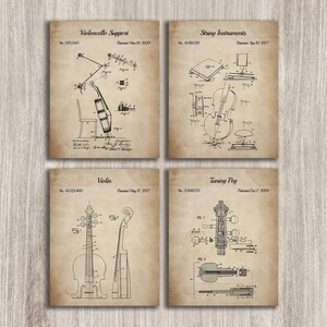 Può includere: Set di quattro disegni di brevetto in stile vintage per strumenti a corda, tra cui un supporto per violoncello, strumenti a corda, un violino e un pirolo. Ogni disegno presenta un'illustrazione in bianco e nero dello strumento e include il numero e la data del brevetto.