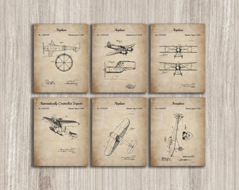 Könnte beinhalten: Satz von sechs Vintage-Flugzeugpatentdrucken in Schwarzweiß. Jeder Druck zeigt ein anderes Flugzeugdesign und enthält die Patentnummer, das Datum und den Namen des Erfinders.