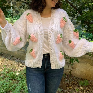 女性用ピンク ストロベリー カーディガン | ホワイトの厚手で柔らかく暖かいカーディガン | 彼女へのユニークなギフト | 心地よいニットハンドメイドカーディガン | 愛を込めて