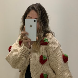 赤いイチゴのカーディガン | イチゴのセーター | クリスマスプレゼント | 彼女のための手作りギフト | 最高品質のカーディガン | イチゴ