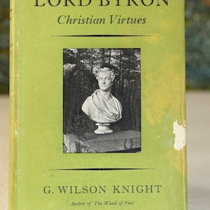 Puede incluir: Una cubierta de libro verde con el título "LORD BYRON Christian Virtues" y el nombre del autor "G. WILSON KNIGHT" con el texto "Author of 'The Wheel of Fire'" debajo. Una foto en blanco y negro de un busto de Lord Byron está en la cubierta.
