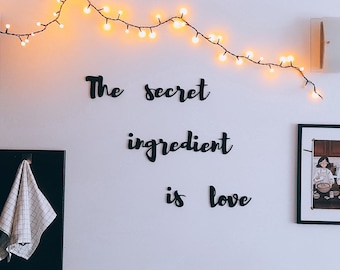 Letras elegantes hechas de madera - El ingrediente secreto es el amor, decoración de la pared