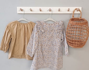 Perchero infantil de madera de haya: barra con clavijas para montaje en pared