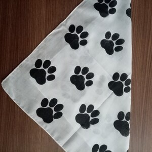 Aesthetic Paw Pattern Pet Bandana - Hand-Painted Style Dog Accessory - Unique Gift for Dog Lovers imagem 6