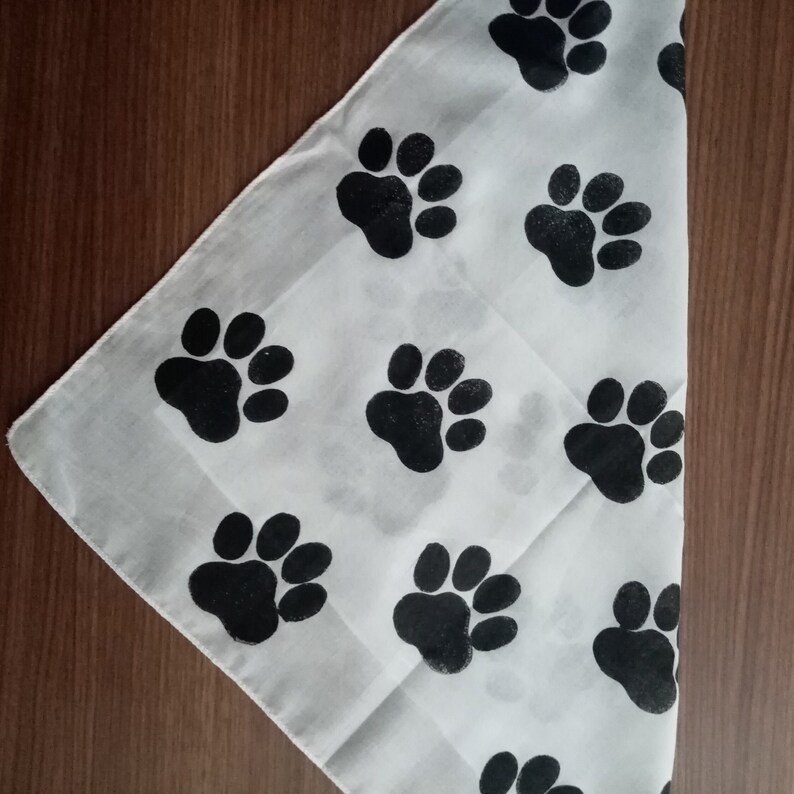 Aesthetic Paw Pattern Pet Bandana - Hand-Painted Style Dog Accessory - Unique Gift for Dog Lovers imagem 6
