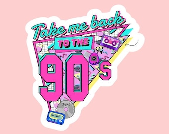 Puede incluir: Una pegatina rosa y azul con el texto "Take me back to the 90's" en una fuente retro. La pegatina presenta una cinta de casete, un disco compacto y otros gráficos de temática de los 90.