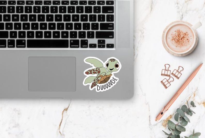 Puede incluir: Una pegatina con una tortuga de mar de dibujos animados con un caparaz&oacute;n verde y manchas marrones. La tortuga sonr&iacute;e y tiene ojos grandes. El texto "DUUUUUDE" est&aacute; escrito debajo de la tortuga.