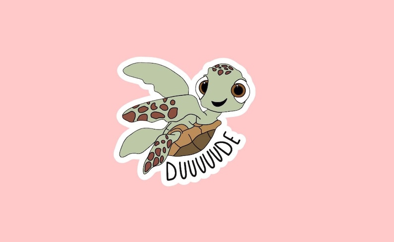 Puede incluir: Un personaje de dibujos animados de tortuga marina verde con manchas marrones y ojos grandes. La tortuga est&aacute; sonriendo y tiene el texto "DUDE" escrito debajo.