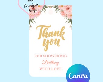 Puede incluir: Una tarjeta de agradecimiento blanca con un diseño floral y letras doradas. La tarjeta dice "Gracias" en una fuente grande y cursiva y "Por duchar a Brittany con amor" en una fuente más pequeña. La tarjeta está diseñada para una despedida de soltera.