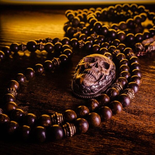 Bronzite Skull - Chapelet en pierres naturelles de Bronzite, d'inspiration Antique et rock'n'roll. Pendentif crane en Jaspe