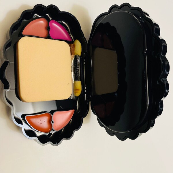 Mini makeup kit