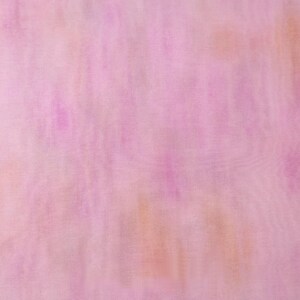 Op de afbeelding: Abstracte aquarel achtergrond in roze, paarse en perziktinten. De zachte, gemengde kleuren cre&euml;ren een dromerig, getextureerd effect. De afbeelding heeft een delicate, etherische kwaliteit, geschikt voor diverse artistieke toepassingen.