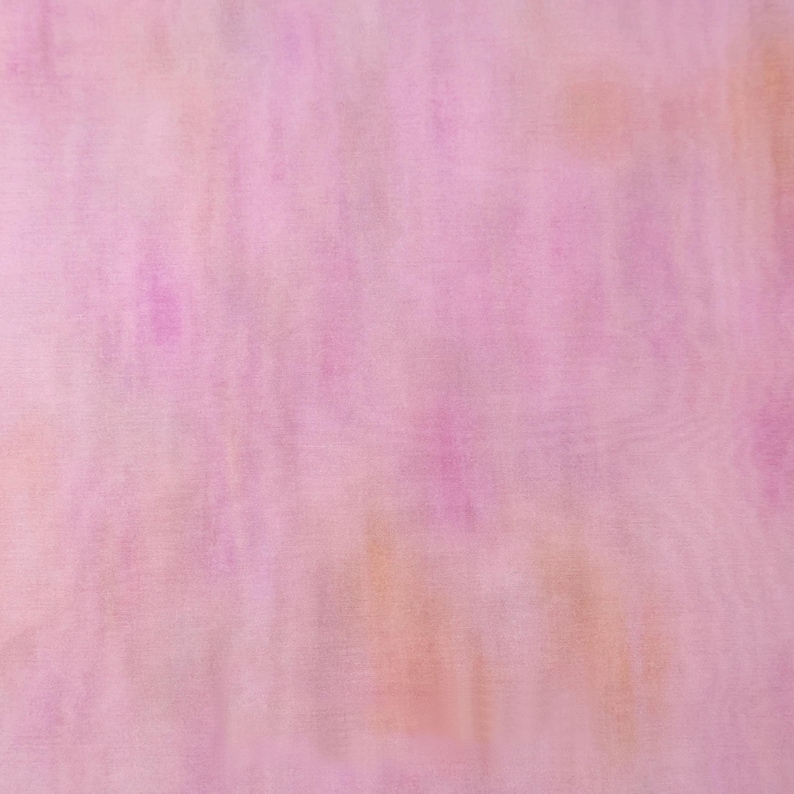 Op de afbeelding: Abstracte aquarel achtergrond in roze, paarse en perziktinten. De zachte, gemengde kleuren cre&euml;ren een dromerig, getextureerd effect. De afbeelding heeft een delicate, etherische kwaliteit, geschikt voor diverse artistieke toepassingen.