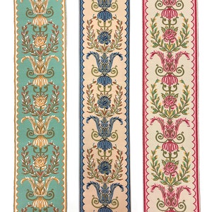 Puede incluir: Tres galones de tela con un patrón floral repetitivo. Los galones son de color turquesa, melocotón y rosa.