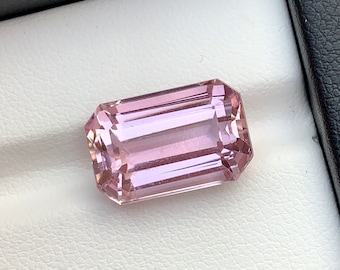 Pedra preciosa Kunzita rosa pêssego: lapidação esmeralda, pedra do mês de outubro, 12,35 CT