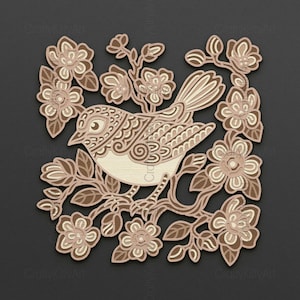 Op de afbeelding: Een gedetailleerde illustratie van een vogel die op een tak zit met ingewikkelde bloemmotieven. De vogel en de bloemen zijn in tinten bruin en crème tegen een donkere achtergrond.