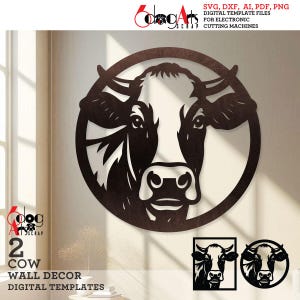 Puede incluir: Un diseño de decoración mural con la cabeza de una vaca en blanco y negro, enmarcada en un círculo. La imagen incluye el texto "2 COW WALL DECOR DIGITAL TEMPLATES" y "SVG, DXF, AI, PDF, PNG DIGITAL TEMPLATE FILES FOR ELECTRONIC CUTTING MACHINES."