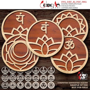 Op de afbeelding: Houten ronde onderzetters met ingewikkelde ontwerpen, waaronder lotusbloemen en symbolen. De onderzetters zijn bruin met een lichtgekleurde rand. De afbeelding bevat ook kleinere onderzetterontwerpen en tekst die luidt: "SVG, DXF, AI, PDF, PNG".