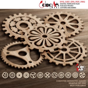 Pode incluir: Cinco engrenagens de madeira com desenhos recortados intrincados, incluindo uma forma de flor. As engrenagens estão dispostas em um padrão em camadas sobre uma superfície de madeira marrom. O texto "SVG, DXF, EPS, PDF, PNG DIGITAL TEMPLATE FILES FOR ELECTRONIC CUTTING MACHINES" é visível na parte superior da imagem.