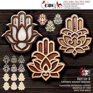 Könnte beinhalten: Set aus drei übereinanderliegenden Hamsa-Designs, jedes mit einem Lotusblumenmuster. Die Designs sind aus Holz und in den Formaten SVG, DXF, EPS, PDF und PNG verfügbar. Der Text "Set of 3" und "Layered Hamsa Designs" ist auf dem Bild sichtbar. Computergenerierte Bilder, Beispiel für die Verwendung, nicht zum Verkauf.