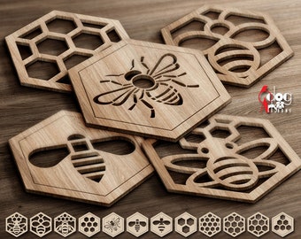 Könnte beinhalten: Satz von sechs Untersetzern aus Holz mit Bienen- und Wabenmuster. Die Untersetzer sind sechseckig und haben eine natürliche Holzoptik. Das Bild zeigt verschiedene Designs, darunter eine Biene mit ausgebreiteten Flügeln, eine Biene mit zusammengeklappten Flügeln und ein Wabenmuster.