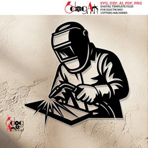 Pode incluir: Arte de parede em metal preto de um soldador usando capacete e equipamento de proteção, soldando metal. A imagem inclui o texto "SVG, DXF, AI, PDF, PNG DIGITAL TEMPLATE FILES FOR ELECTRONIC CUTTING MACHINES".