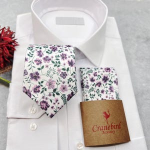 Dammig lavendelfärgad Liberty-inspirerad blommig slips, lila botanisk bröllopsslips med djupgröna detaljer