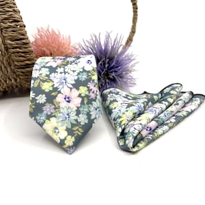 Floral Lavender Slim Necktie: Wedding Groomsmen Tie