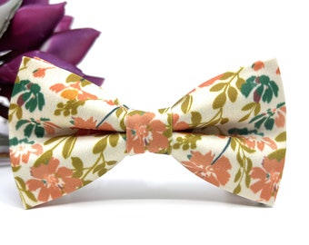Nœuds papillon en terre cuite et fleurs sur fond écru pour les mariés, parfaits pour les mariages avec pochette de costume et cravate assorties en option