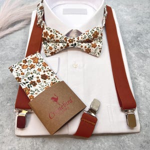 Bröllopsset med orangea hängslen och blommig fluga, Liberty-inspirerat bröllopsset för brudgum och marskalkar