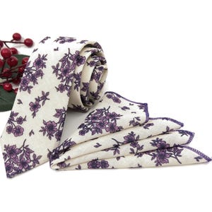 Ecru gebloemde smalle stropdas: lila-violette stropdas voor bruiloft