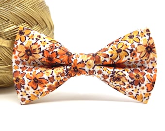 Nœuds papillon orange brûlé et floraux pour les mariés, parfaits pour les mariages avec pochette de costume et cravate assorties en option
