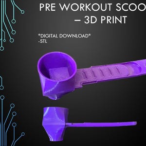 Pode incluir: Uma colher dosadora roxa para suplementos pré-treino, impressa em 3D. A colher tem uma alça com uma série de cristas e uma tigela profunda e arredondada. O texto "PRE WORKOUT SCOOPER - 3D PRINT" é visível na parte superior da imagem. O texto "*DIGITAL DOWNLOAD* -STL" é visível abaixo da colher.