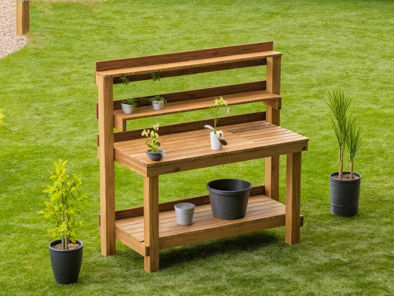 Peut inclure: Un banc de travail de jardin en bois avec une &eacute;tag&egrave;re et un plateau de table. Le banc a trois plantes en pot sur l'&eacute;tag&egrave;re et une plante en pot sur le plateau de table. Le banc est sur une pelouse verte.