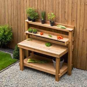 Peut inclure: Un banc de travail de jardin en bois avec deux &eacute;tag&egrave;res et une &eacute;tag&egrave;re inf&eacute;rieure. Le banc est en bois naturel et a un aspect rustique. Il y a des plantes et des l&eacute;gumes sur les &eacute;tag&egrave;res.