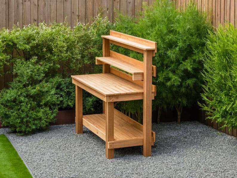 Peut inclure: Un banc de travail de jardin en bois avec deux &eacute;tag&egrave;res et une large surface de travail. Le banc est en bois naturel et a un aspect rustique.