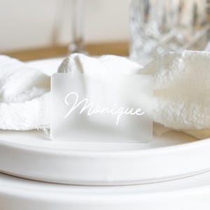 Elegantes tarjetas de lugar hechas de vidrio acrílico satinado (vidrio esmerilado) - tarjetas de nombre personalizadas para bodas - regalo para invitados