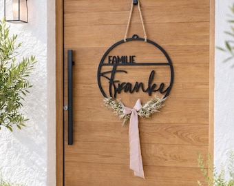 Corona personalizada para la puerta familiar - placa con el nombre para la puerta principal - regalo de inauguración de casa - decoración moderna para la puerta con flores secas y cinta