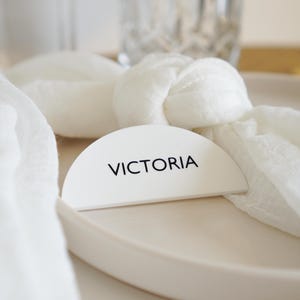 Elegante Platzkarten aus Acrylglas - personalisierte Namenskärtchen Hochzeit - Halbmond Gastgeschenk