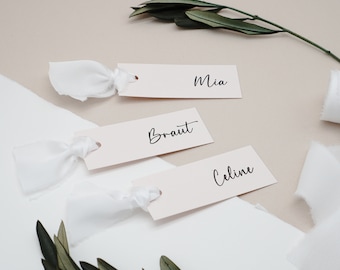 Platzkarten mit Seidenband Schleife in Creme - edle Namensschilder für Hochzeit - personalisierte Namenskärtchen - Kalligrafiedruck