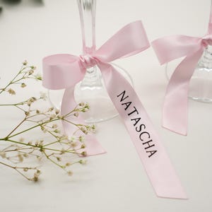 Gepersonaliseerde satijnen linten - 19 mm lint in blozend roze - Naamkaartje voor plaatskaart - Geschenk voor gasten op bruiloftsfeest